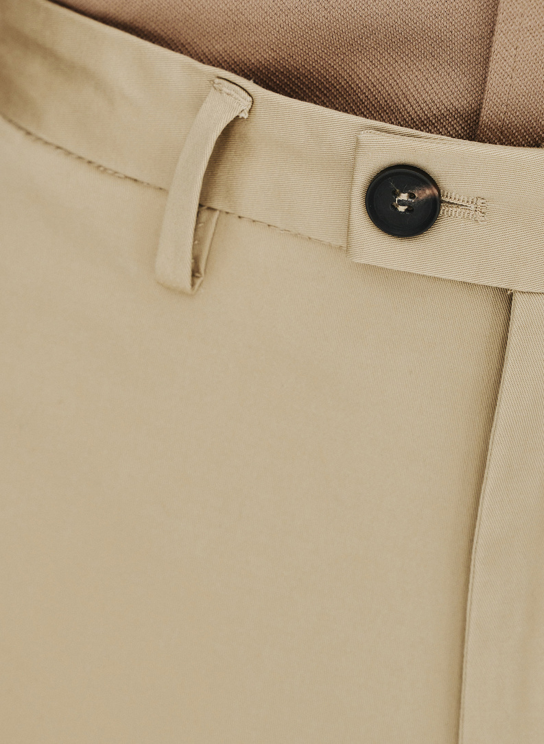 Beżowe spodnie męskie o kroju carrot