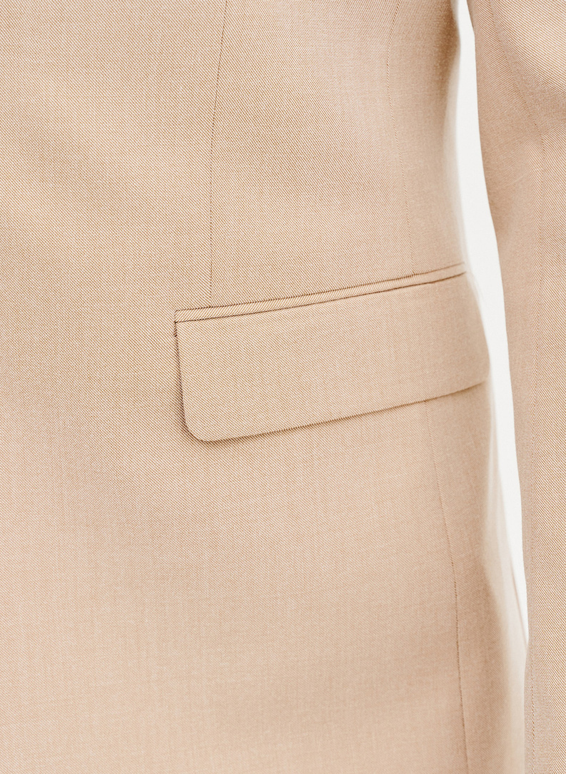 Beżowa marynarka garniturowa