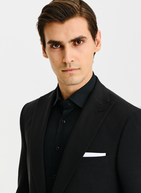 Czarna marynarka garniturowa