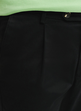 Czarne spodnie z zaszewkami