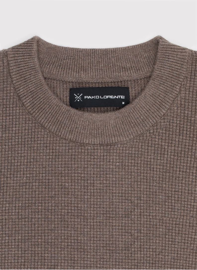 Męski sweter w kolorze brązowym