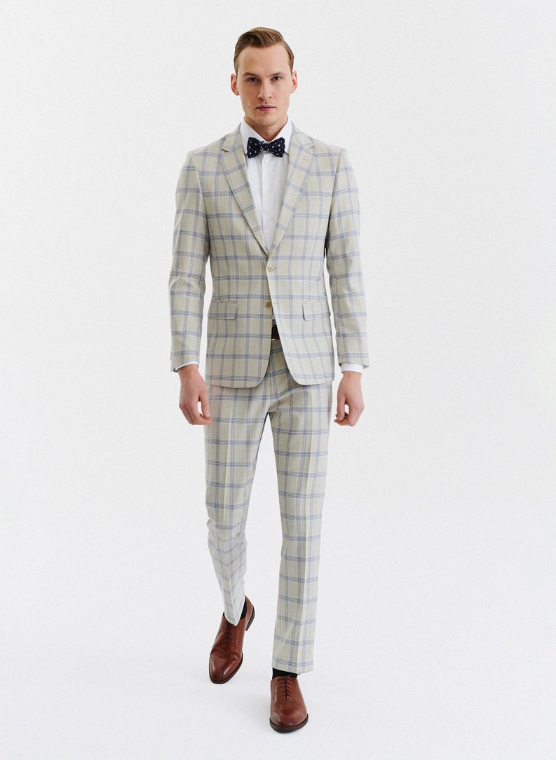 Beżowy garnitur w niebieską kratę