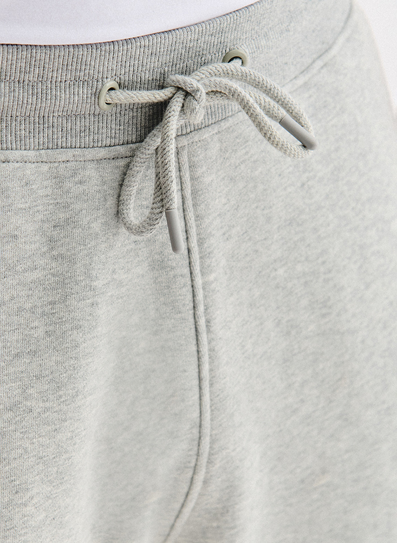 Szary dres męski z bluzą z kapturem