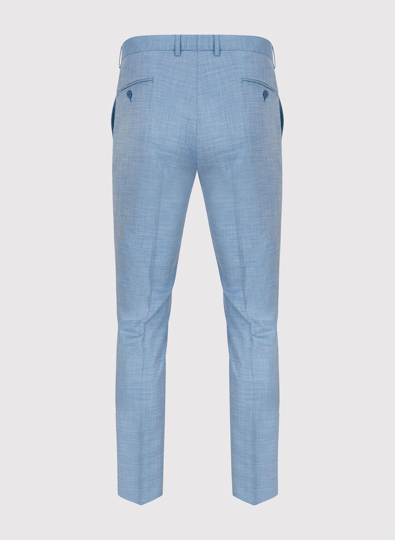 Niebieski garnitur męski o widocznej fakturze