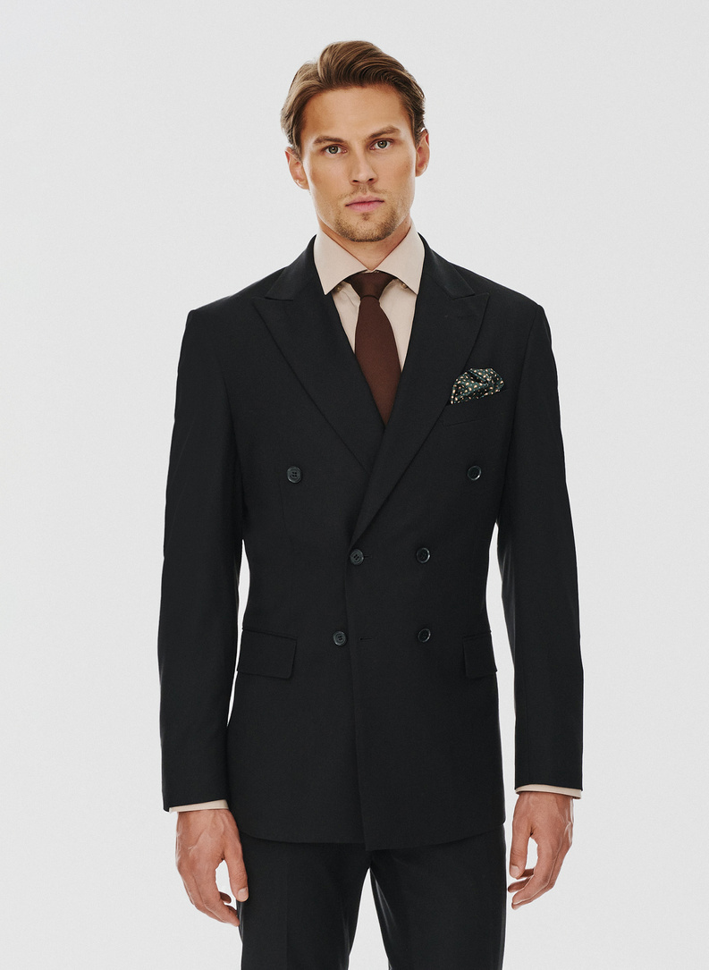 Dwuczęściowy czarny garnitur męski