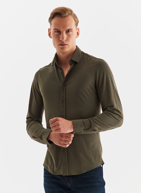 Gładka taliowania koszula w kolorze ciemnozielonym