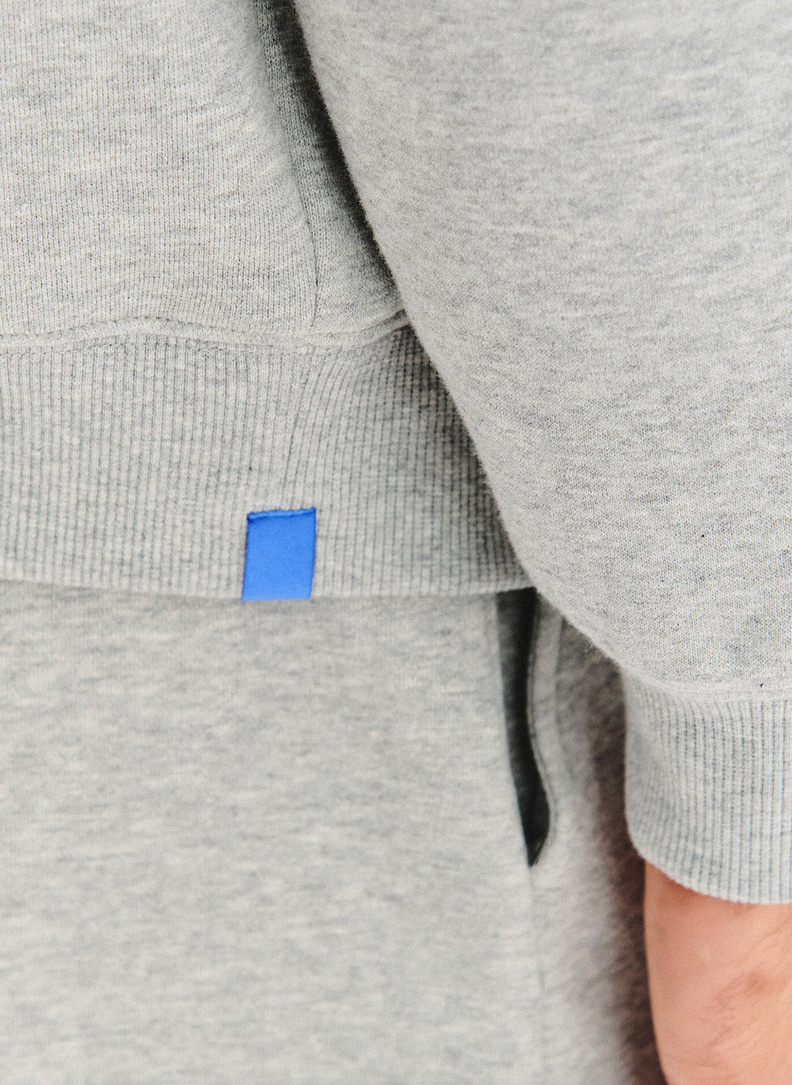 Szary dres męski z bluzą z kapturem