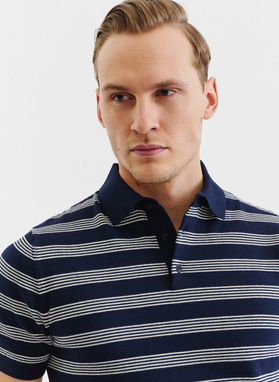 Granatowy T-shirt polo w jasne paski