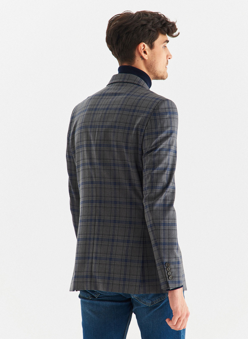 Szary wełniany garnitur w kratkę