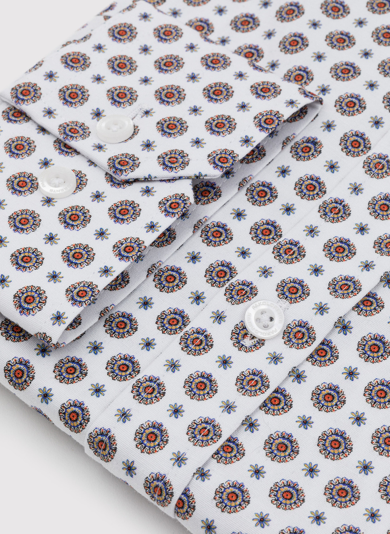 Biała koszula w wyrazisty wzór