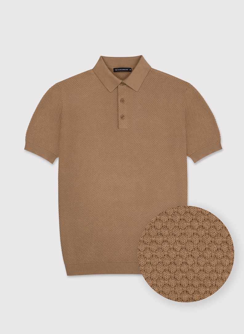 T-shirt polo o ciekawej fakturze w kolorze ciepłego brązu