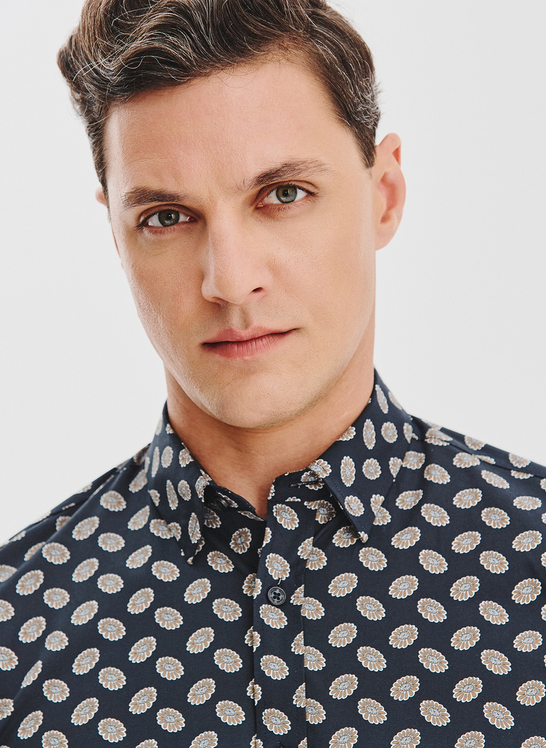 Czarna koszula w kwiaty