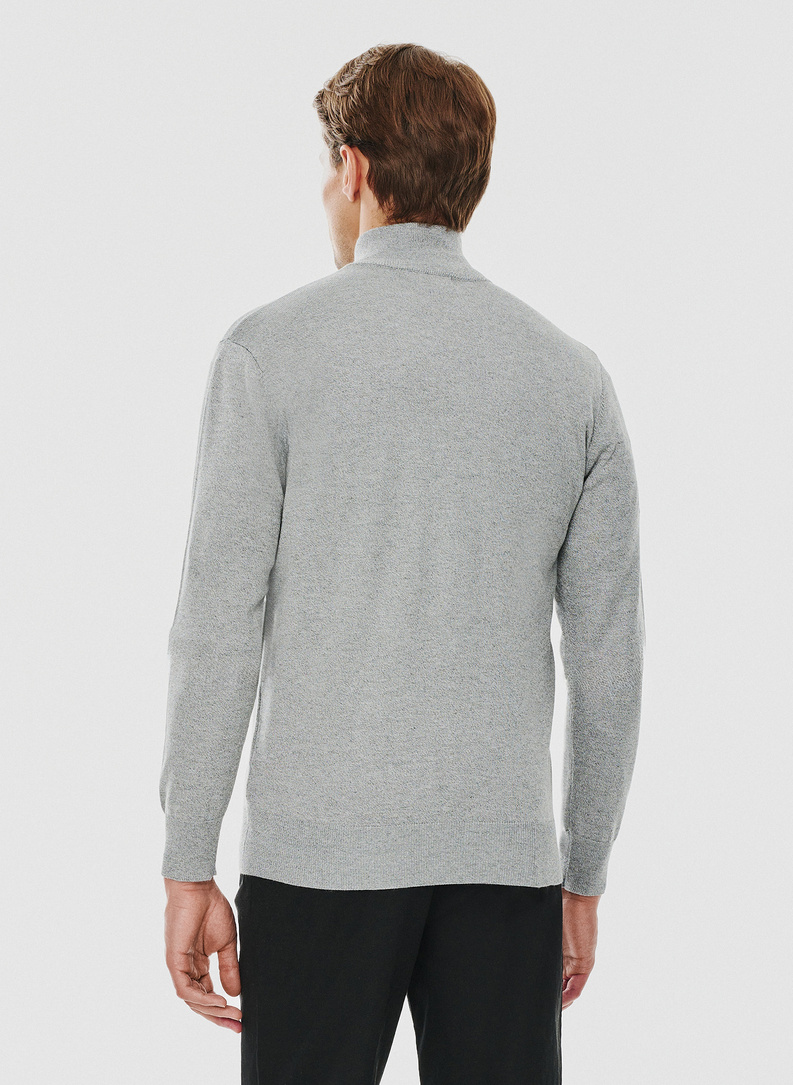 Szary sweter z wysoką stójką zapinaną na zamek