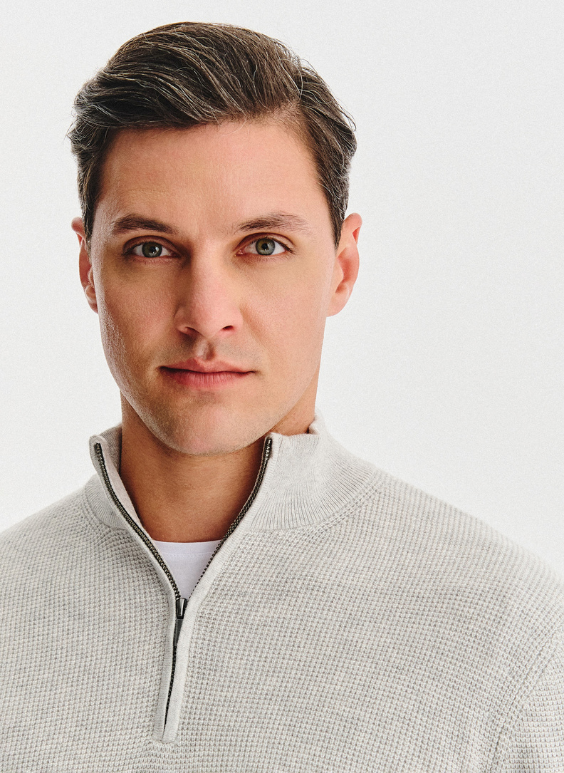 Szary sweter z rozpinaną stójką