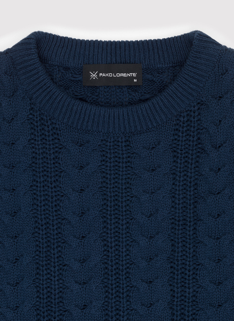 Granatowy sweter męski o warkoczowym splocie