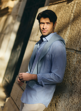 Błękitna koszula męska w paski