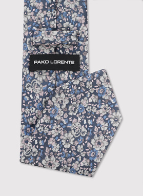 Niebieski krawat w kwiatowy wzór