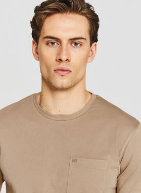 Beżowy bawełniany t-shirt z kieszonką