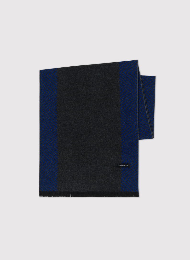 Szary szalik z niebieskim akcentem