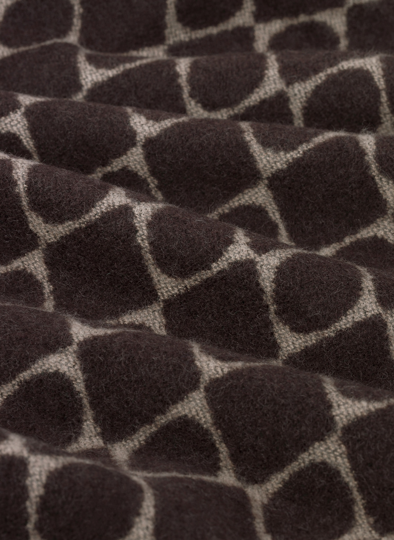 Brązowy szalik we wzory