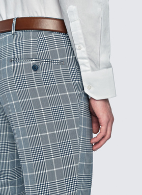 Niebieski garnitur w kratę