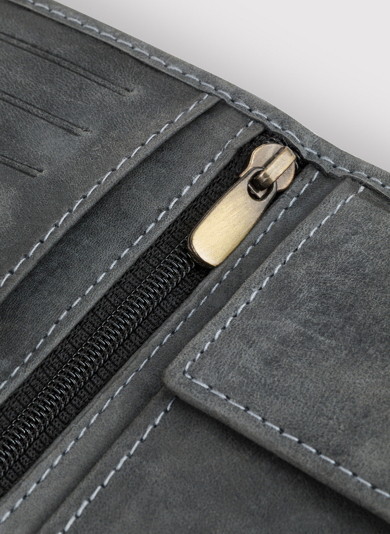 Szary portfel skórzany zapinany na zatrzask