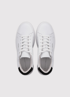 Białe sneakersy męskie z czarnym zapiętkiem