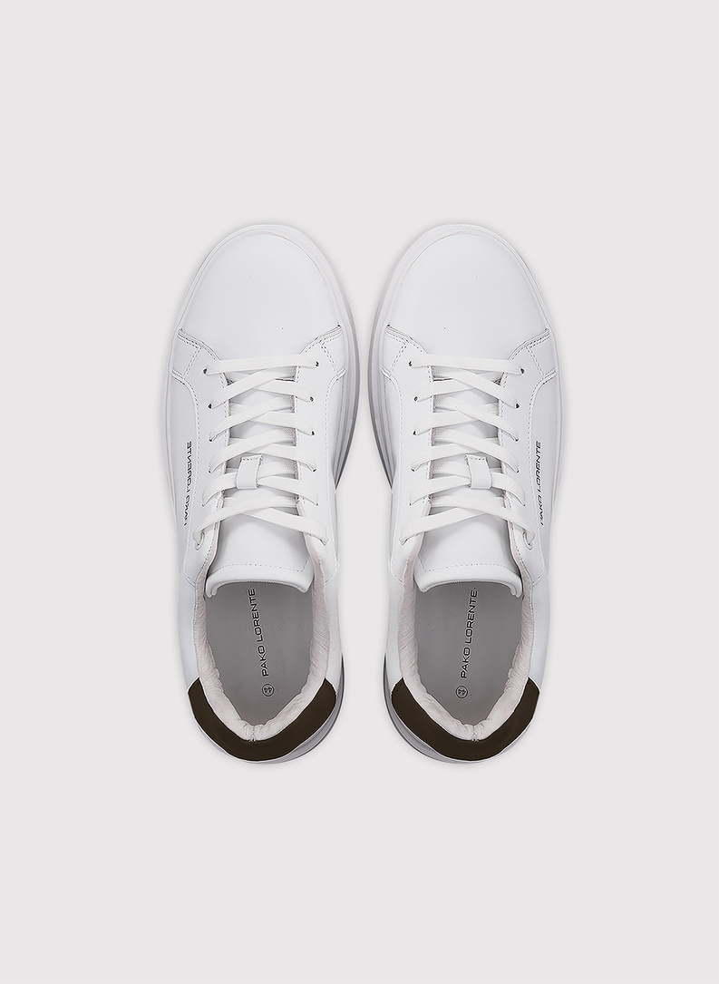 Białe sneakersy męskie z brązowym zapiętkiem