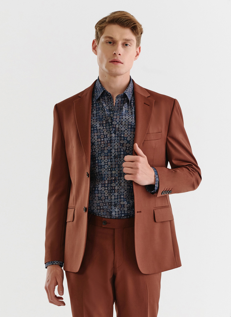 Gładki brązowy garnitur męski