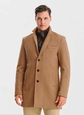 Beżowy płaszcz męski z odpinanym kołnierzem