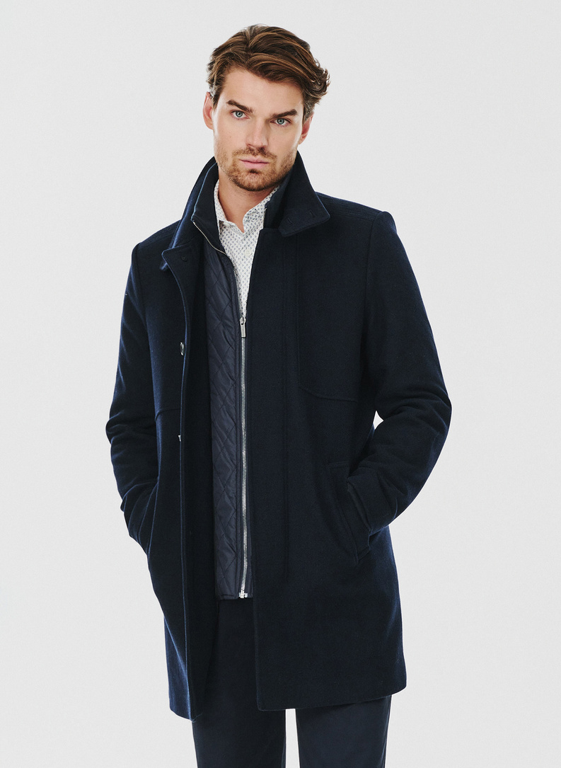 Wełniany płaszcz męski w kolorze granatowym