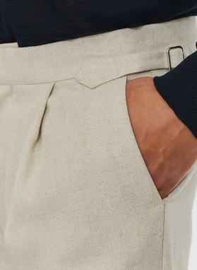 Męskie spodnie w kolorze beżowym w jodełkę