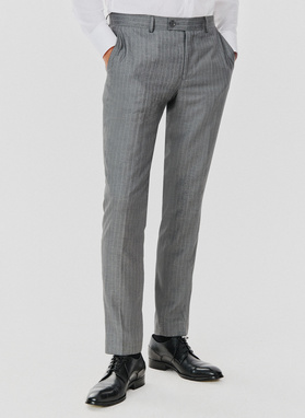 Dwuczęściowy garnitur męski w prążek