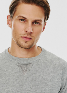 Jasnoszary sweter męski