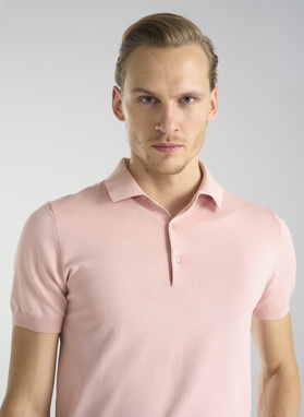 Różowy dzianinowy t-shirt polo