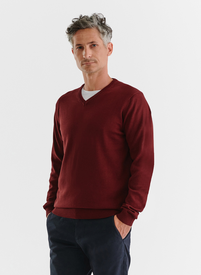 Bordowy gładki sweter męski z dekoltem w serek
