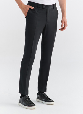 Gładki garnitur męski w kolorze czarnym