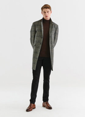 Brązowy płaszcz męski w kratę