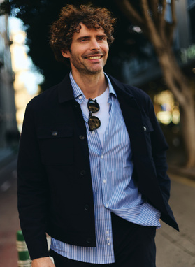 Niebieska koszula męska w paski