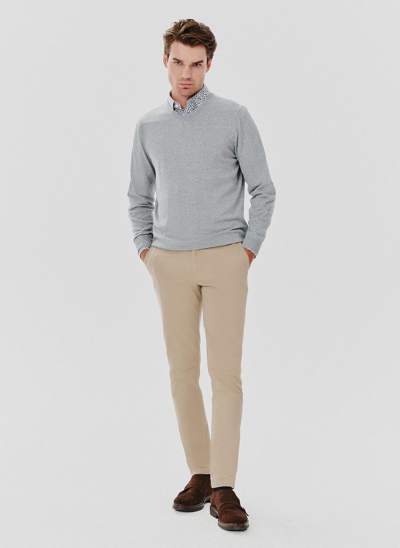 Jasnoszary męski sweter w serek 