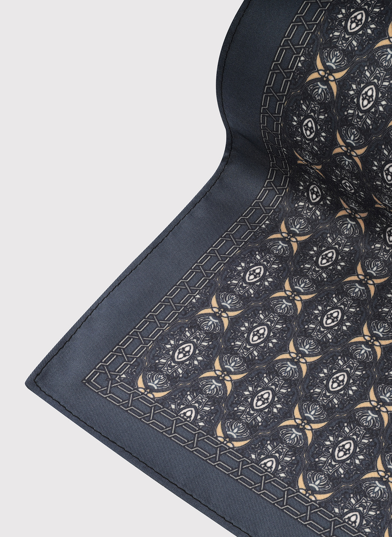 Ciemnoszara poszetka w geometryczny wzór