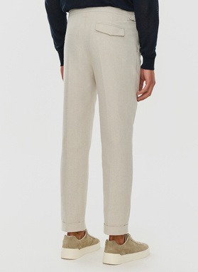 Męskie spodnie w kolorze beżowym w jodełkę