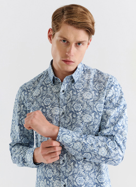 Koszula w kwiatowy wzór na granatowym tle
