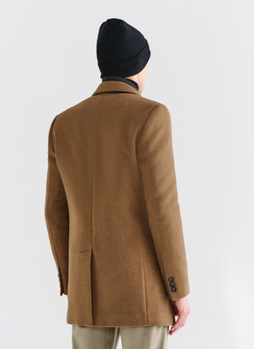 Kamelowy płaszcz męski z odpinaną stójką