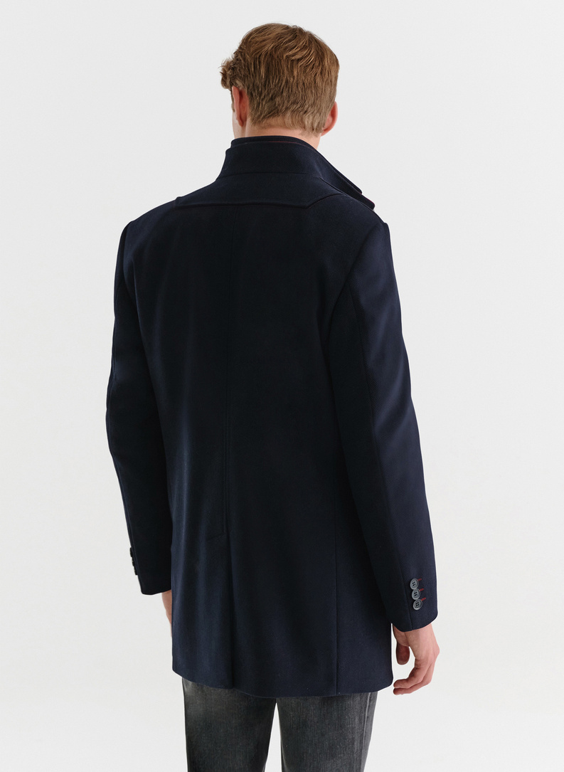 Granatowy płaszcz męski z podwójnym kołnierzem