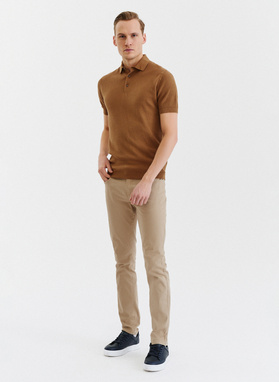 T-shirt polo o ciekawej fakturze w kolorze ciepłego brązu