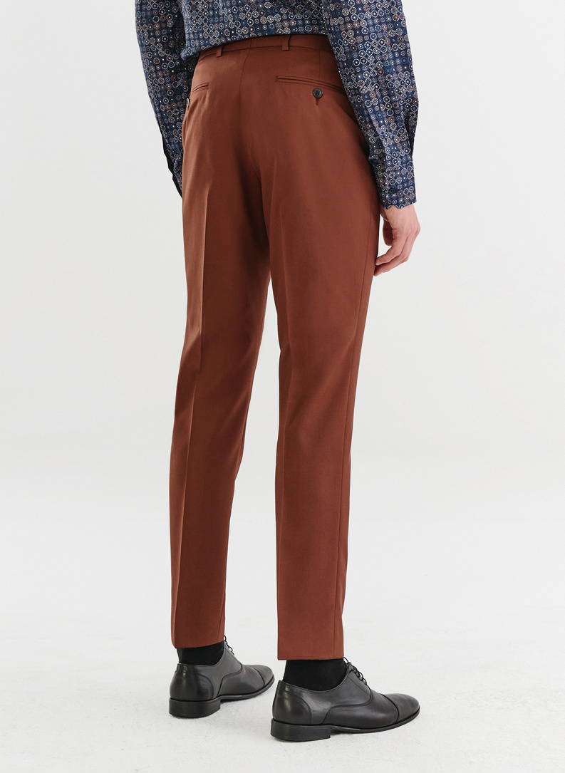 Gładki brązowy garnitur męski