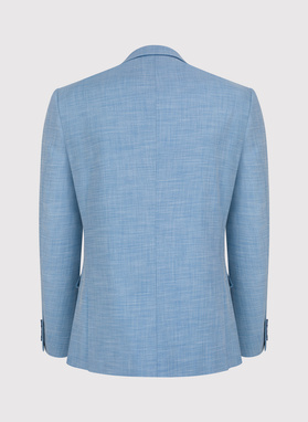 Niebieski garnitur męski o widocznej fakturze