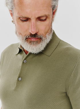 Zielony t-shirt polo o waflowym splocie