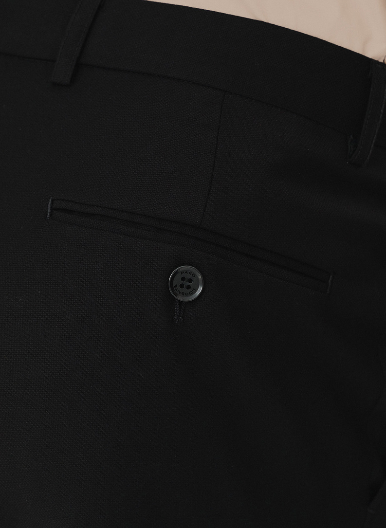 Dwuczęściowy czarny garnitur męski